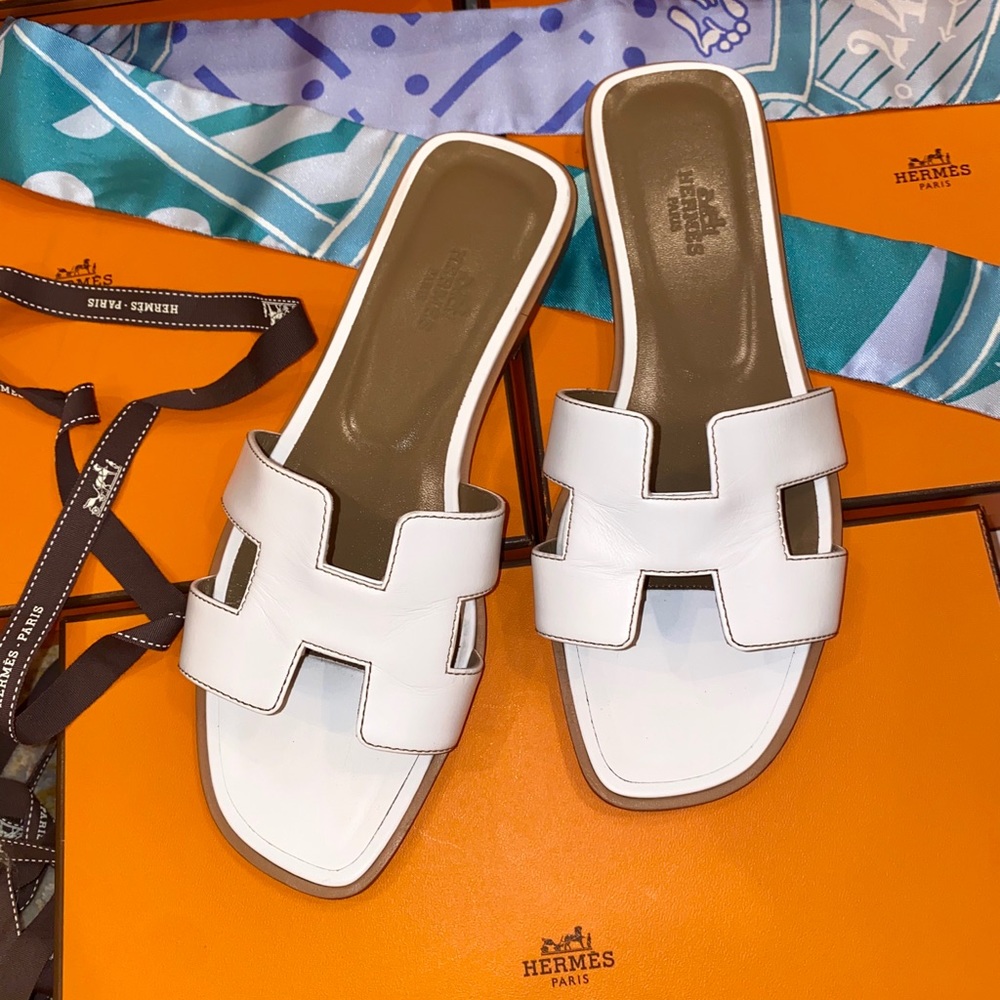 WHITE HERMÈS ORAN SANDALS - Picture 2 of 16